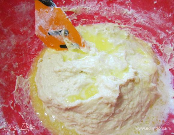 Перед окончанием замеса влить растопленное, слегка охлаждённое сливочное масло.