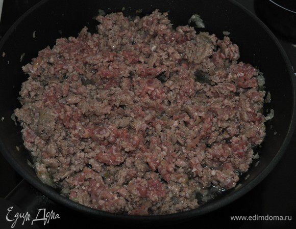 Добавить фарш и, разбивая комочки, обжарить на среднем огне минут 7. Посолить и поперчить по вкусу, добавить любимые травки и приправы для мяса. 
Оставить остывать. 