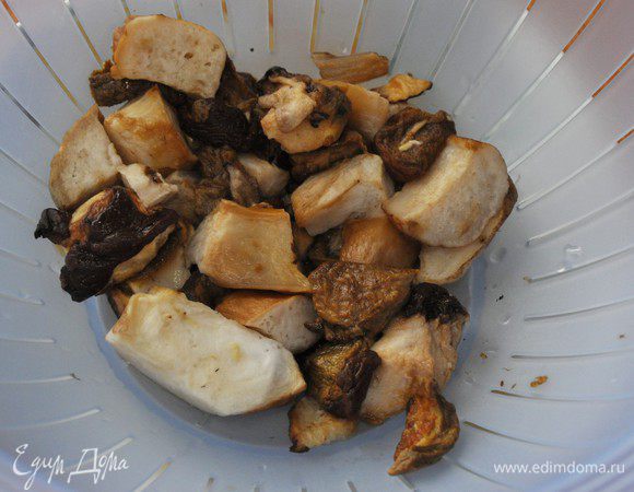 Пока тесто подходит приготовим начинки.
Начинка № 1. Капустная начинка готовится дольше остальных — с неё и начнём.
Белые грибы разморозить, процедить от лишней влаги и нарезать на кусочки.