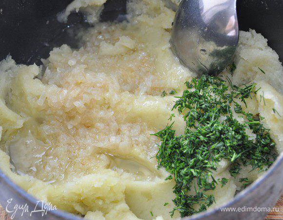 Начинка № 3.
Картофель 2 штуки (грамм 200-250) отварить в подсоленной воде. Размять в пюре. 
Лук мелко порезать. Добавить в пюре обжаренный на сливочном масле лук и мелкопорезанный свежий укроп. Хорошо перемешать.
Оставить остывать. 