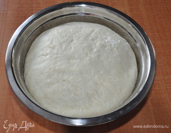 Примерно через час-полтора тесто подошло — выросло в 2 раза, надо его обмять и поставить в тёплое место подходить второй раз.
