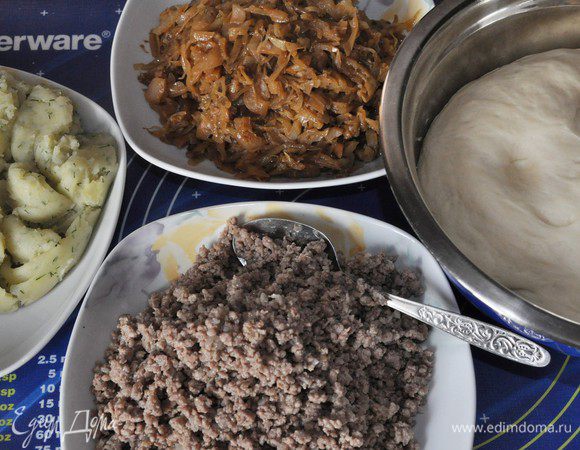 После того, как тесто подойдёт во второй раз, можно заняться пирожками.
Три начинки и тесто готовы.

На фото начинки многовато, у меня осталась лишняя — в списке я указала уже уменьшенное количество продуктов.
