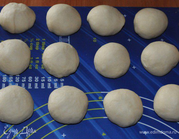 Тесто очень приятное в работе, мягкое и эластичное. Мука больше не понадобится. Можно смазать руки растительным маслом.
Тесто разделить на кусочки — я разделила на 18 кусочков=пирожков. Подворачивая концы внутрь, скатать шарики. Чтобы шарики не подсыхали, накрыть их полотенцем. 