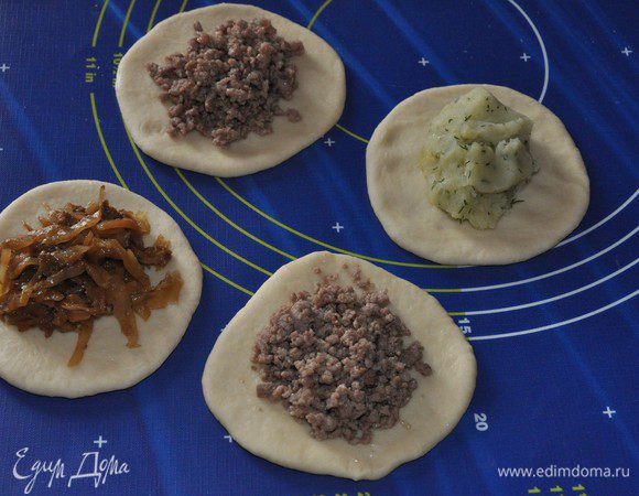 Скалкой или просто руками раскатать круглую лепешку, выложить около 2 столовых ложки начинки и залепить пирожок привычным вам способом.