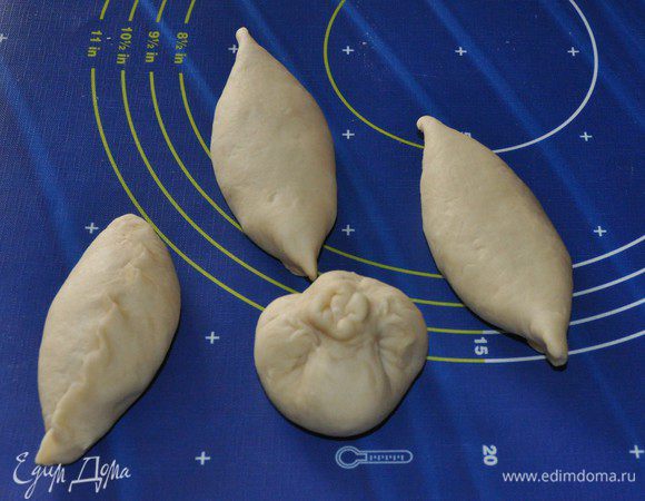 Центральный пирожок сделаем с мясной начинкой круглой формы. 
Я сделала первый ряд пирожков (4 штуки) — с картошкой, 
второй ряд (6 пирожков) — с мясом, 
третий ряд (7 пирожков) — с капустой. 