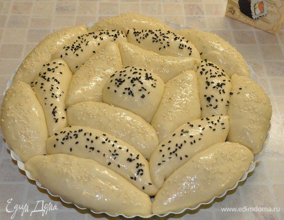 Смазать подошедшие пирожки взбитым яйцом и посыпать кунжутом. Выпекать в разогретой до 180°C духовке 25-30 минут до красивого золотистого цвета. Ориентируйтесь по вашей духовке. 