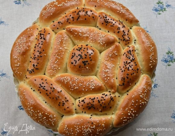 Пирог аккуратно вынуть из формы и остудить на решетке, чтобы не отпотело донышко пирога. 
