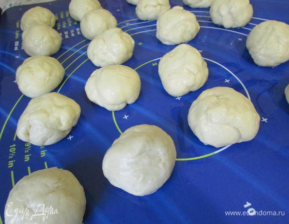 Рабочую поверхность смазать растительным маслом. Тесто разделить на равные кусочки (у меня по 40 грамм). Дать им 5-7 минут расстояться.