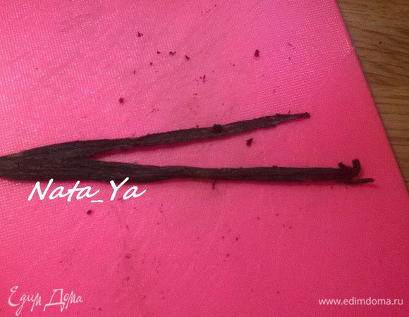 Для приготовления крема-брюле понадобится: - кастрюля-соусница, литровая; - миксер; - сито (если используете настоящую ваниль); - жаропрочные порционные формы-креманки вместимостью не менее 150 мл каждая; - глубокий противень, куда все формы можно поместить; - полотенце; - фломбер (газовая горелка). Если ее нет, то можно воспользоваться грилем, но тогда процесс несколько труднее будет контролировать. Стручок ванили разрезать вдоль пополам и ножом выскрести зернышки ванили.