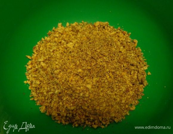 Орехи обжарить и измельчить в блендере.