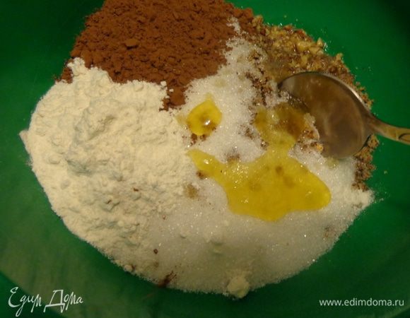 Положить к ним все ингредиенты, хорошо размешать.