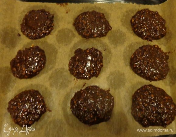 На противень, застеленный пергаментом, выложить тесто и поставить в холодильник перед выпечкой на 1 час.