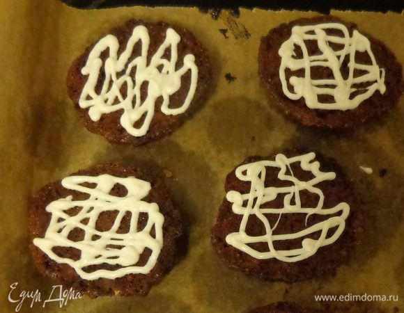 Печь при 170°C минут 10-12. Тесто должно быть покрыты корочкой снаружи, но быть мягким внутри. Остудить. Растопить шоколад и склеить половинки печенья.