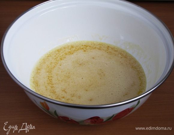 Сначала займемся тестом. В миску разбить яйца, добавить соль, сахар,  растопленное сливочное масло. Перемешать. В теплом молоке растворить дрожжи, смешать с остальными ингредиентами.