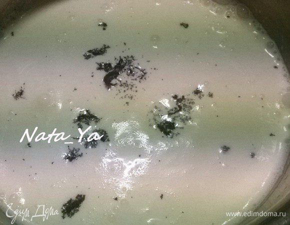 Разогреть духовку до 170°C. Сливки с ванилью поместить в соусницу и разогреть, но не кипятить. Цель этого шага — напитать сливки запахом ванили.