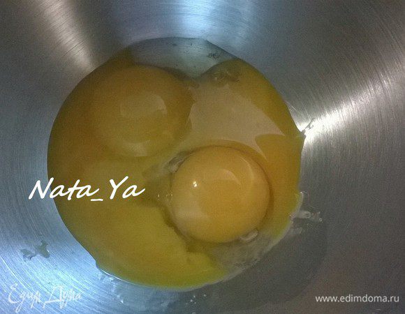 Желтки отделить от белков и выложить в чашу миксера.