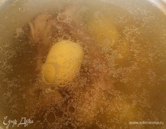 Добавляем картофель (я предпочитаю целый картофель, после мять толкушкой).