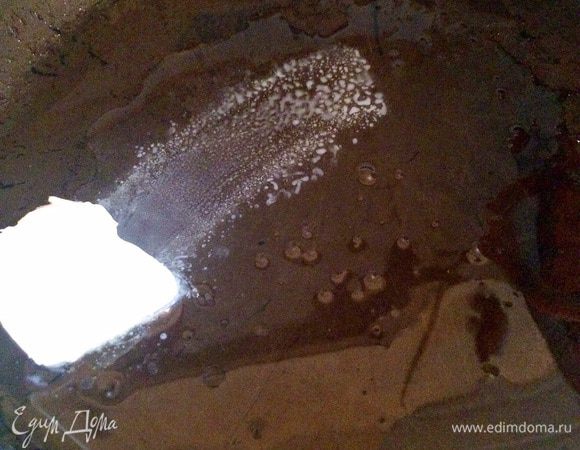 Пока бульон томится, готовим овощи. 
Нагреваем сковороду и добавляем подсолнечное и сливочное масло.