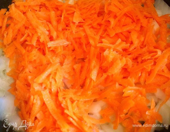 В первую очередь обжариваем репчатый лук, затем морковку.