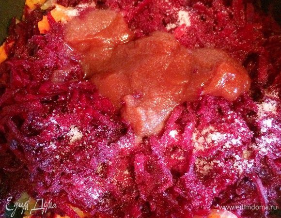 Пока лук и морковь обжаривается на маленьком огне, трем свеклу на терке и добавляем в сковороду. Затем кладем томатную пасту, лимонный сок, соль, сахар.
