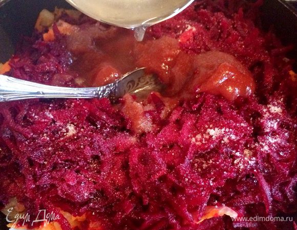 Последний шаг добавляем наш бульон, мешаем и накрываем крышкой. Тушим 30 минут и по мере необходимости добавляем бульон.