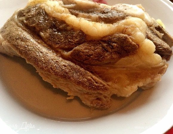 После 40 минут томления бульона вынимаем мясо, чтобы остудить и разделать на кусочки.