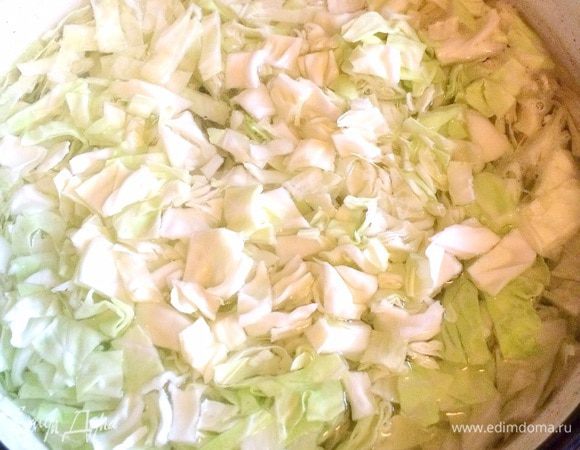 Тем временем режем капусту и закидываем в бульон с картофелем.