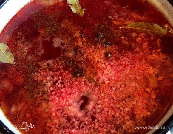 Как овощи приготовятся добавляем их в бульон. 
Затем кидаем лавровый лист, душистый и черный перец горошком, чеснок и хмели-сунели.
