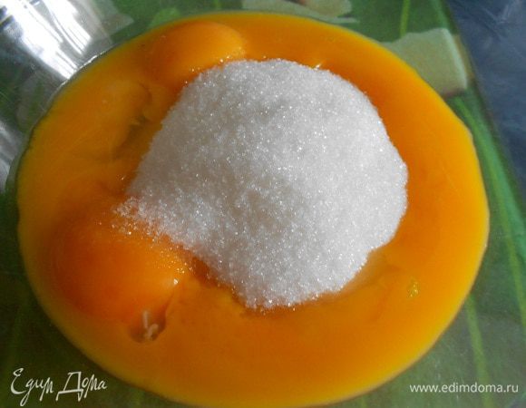 Миксером растереть три целых яйца и два яичных желтка с сахаром, ванильным сахаром. Два яичных белка оставить для айсинга (сахарно-белковая глазурь). 