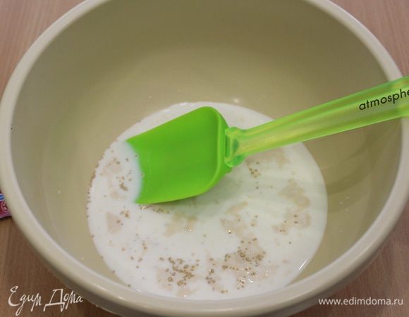 В миску налить теплое молоко, добавить 1 ч. л. сахара, всыпать дрожжи, перемешать, накрыть полотенцем и оставить на 10 минут.