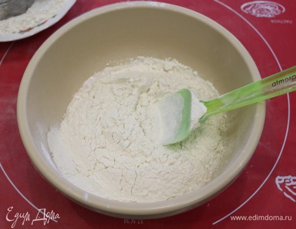 Просеять часть муки, добавить оставшийся сахар и соль. 