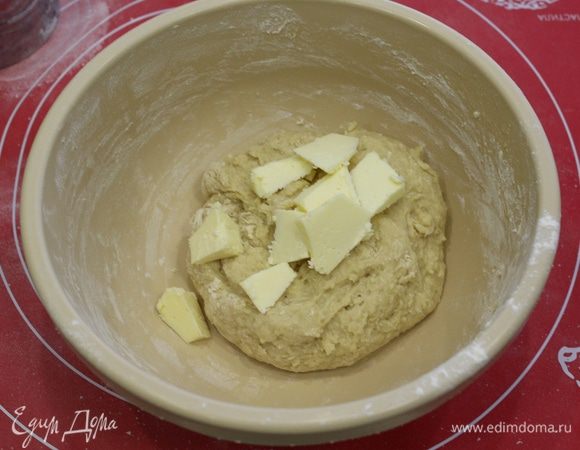 Добавить мягкое масло. Вымешивать тесто в течение 10 минут.