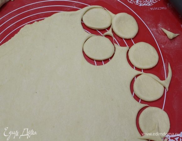 Готовое тесто обмять и разделить на две части. Раскатать каждую часть толщиной примерно 3-5 мм. Вырезать кружочки диаметром примерно 5 см.