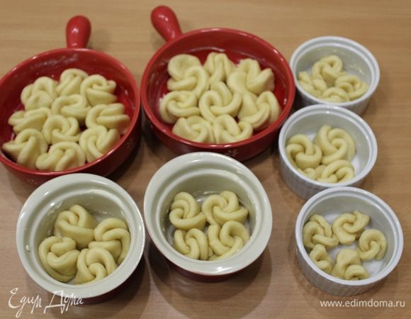 Это проделать со всем тестом. Формочки смазать маслом. Выложить не плотно "розочки". Дать постоять булочкам минут 20, в это время разогреть духовку до 180°C.