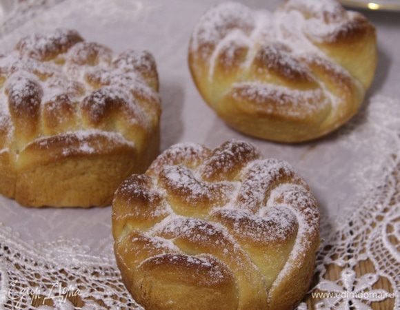 Посыпать сахарной пудрой.