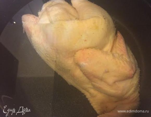 Курицу залить водой, дать закипеть, снять пену, бросить лавровый лист и варить на медленном огне до готовности.