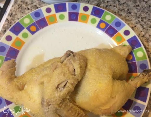 Готовую курицу достаем из бульона, посыпаем крупной солью и даем остыть.