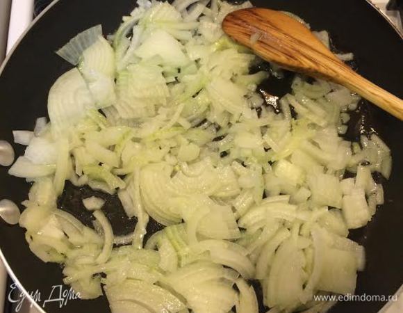 Лук тушим на растительном масле.