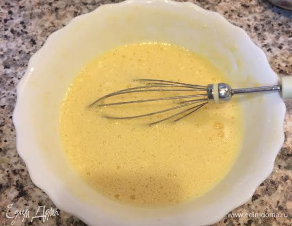 Яйца хорошо взбить венчиком, добавить 1 ст.ложку муки и уксус. Еще раз перемешать.