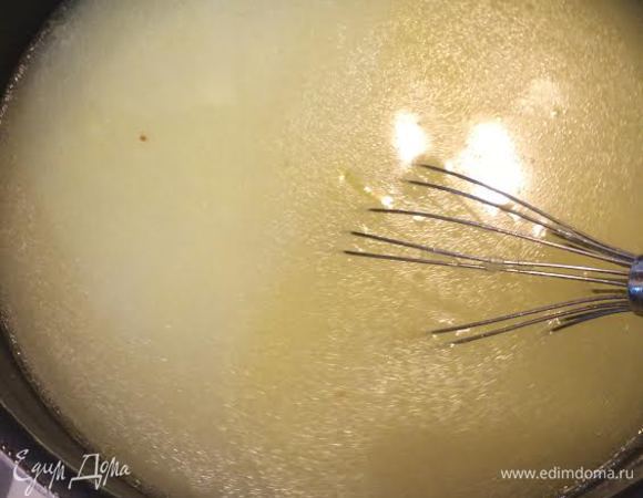 Начать вводить тонкой струйкой яйца в бульон, постоянно помешивая венчиком. Варить 5 минут.
