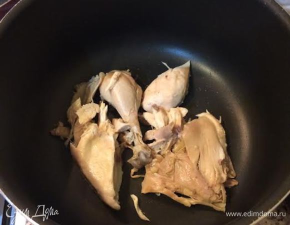 Курицу очистить, переложить в чистую кастрюлю.