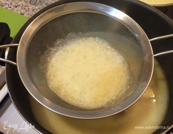 Берем мелкое сито и начинаем постепенно заливать бульоном курицу. Лук надо хорошо перетереть ложкой.