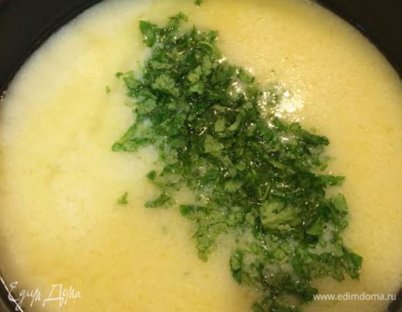 Кинзу мелко порубить и добавить в суп. Дать покипеть 5 минут. Снять с огня.