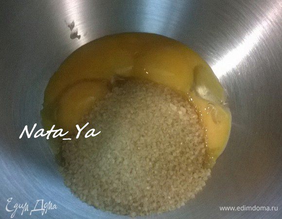 Соединить желтки с сахаром в чаше миксера.