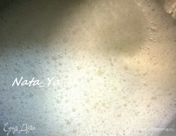 Когда сливки прогреются, добавить чуть-чуть в чашу миксера и взбить. Цель этого шага — разжижить смесь и, в то же время, не обжечь желтки, для упрощения дальнейшего смешивания. Смешиваем опять же без особого усердия. Влить оставшиеся сливки и перемешать.