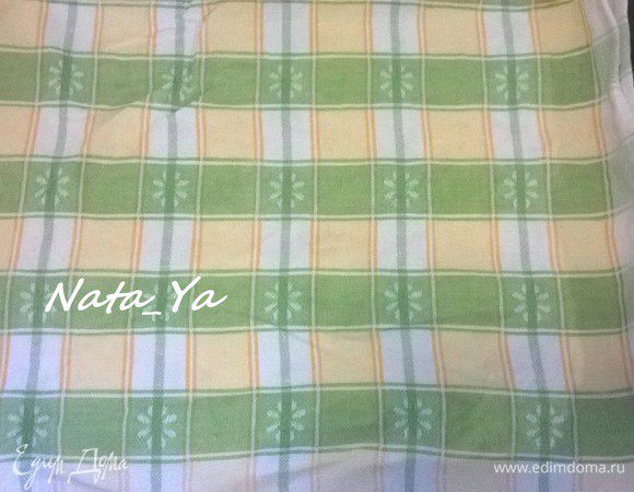 Теперь нужно процедить через сито. В чайнике вскипятить воду. На дно противня постелить полотенце.