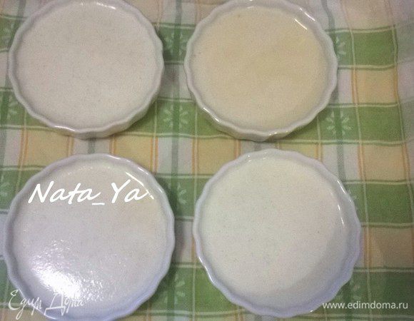 Разлить крем в формочки и поместить в противень.