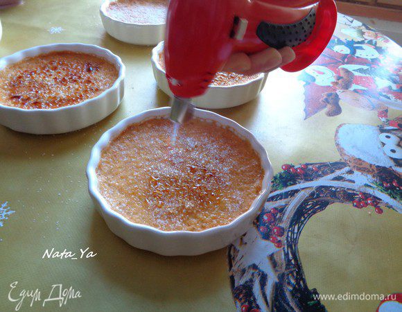 Вынуть формы из холодильника, и посыпать их коричневым сахаром. Сахар можно сыпать смело, так как прилипнет ровно столько, сколько нужно, а излишки можно стряхнуть на следующую порцию (или обратно в пакет). Фламбировать! Общее правило таково, чтобы вся поверхность карамелизировалась, но желательно чтобы в нескольких местах она чуть-чуть схватилась больше, это придаёт вкусу пикантность.