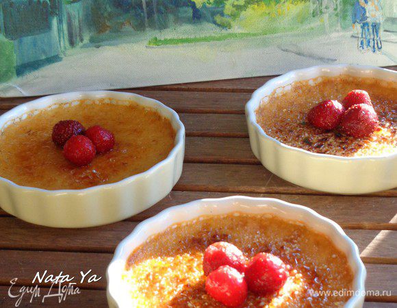 Крем-брюле можно украсить ягодами или листиками мяты. Приятного аппетита!