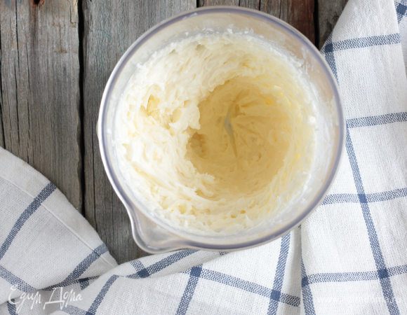 Для крема: хорошенько взбить сливочный сыр с сахарной пудрой в пышную массу.